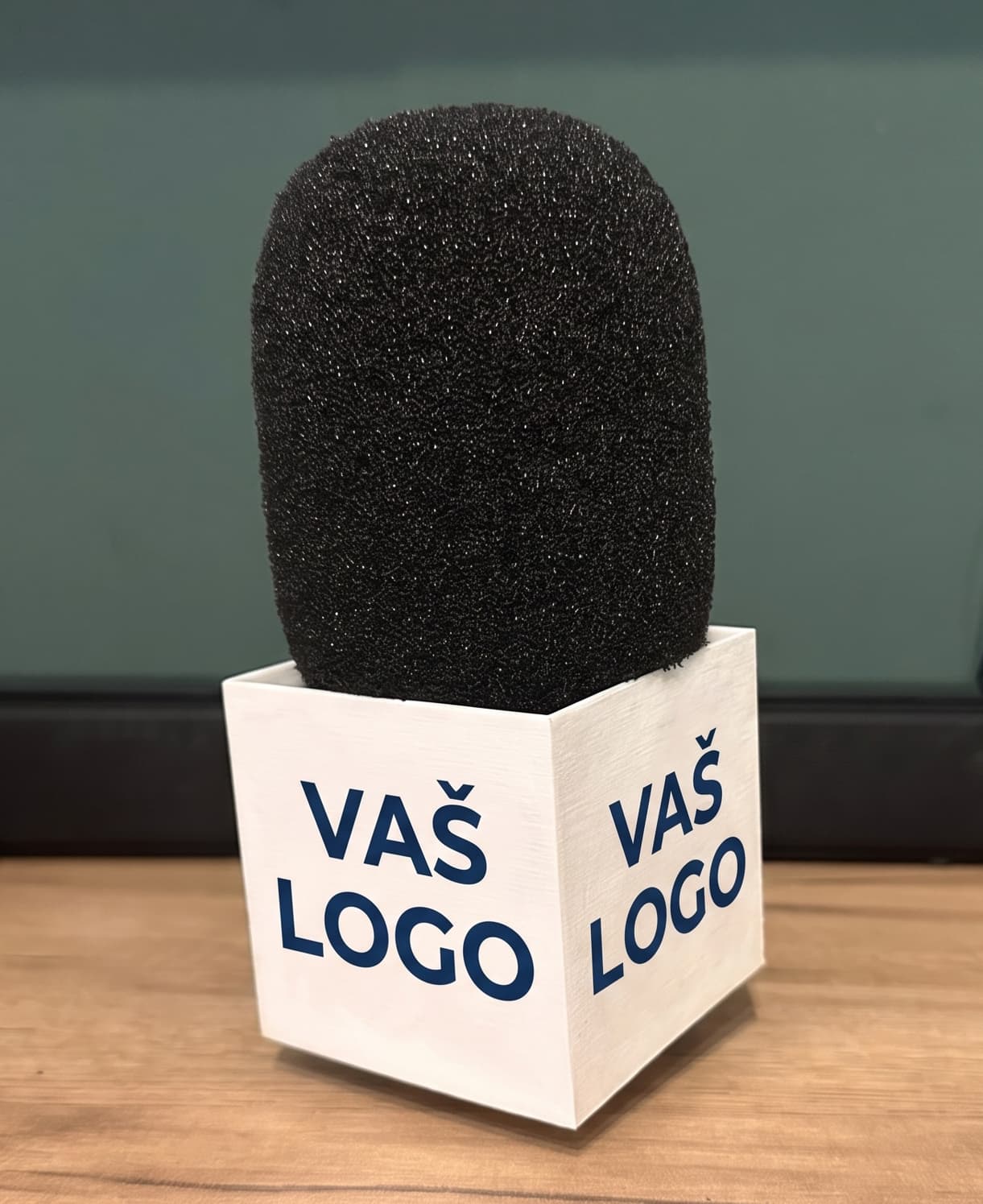 Primjer bijele personalizirane mikrofonske kocke s logotipom